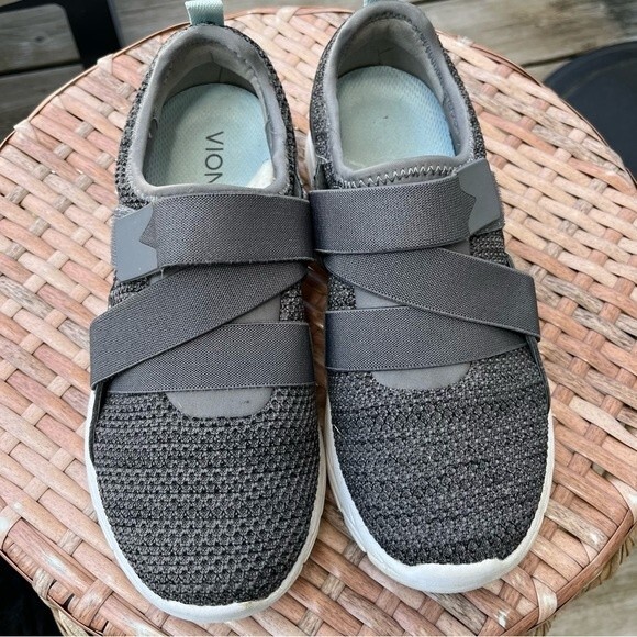 Vionic Aimmy Adjustable Straps Sneaker in Charcoal 7.5 - Picture 2 of 11